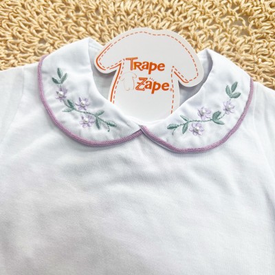 Body Branco com Gola Bordada Flores Lilás e Planta Verde - Manga Curta